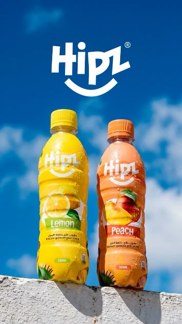 Les bouteilles HIPZ Lemon et Peach sous le ciel bleu