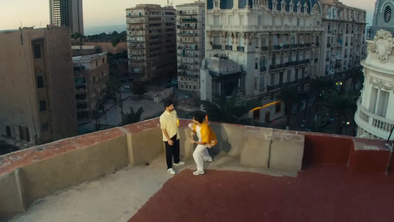 Les deux amis sur un toit, face à la ville